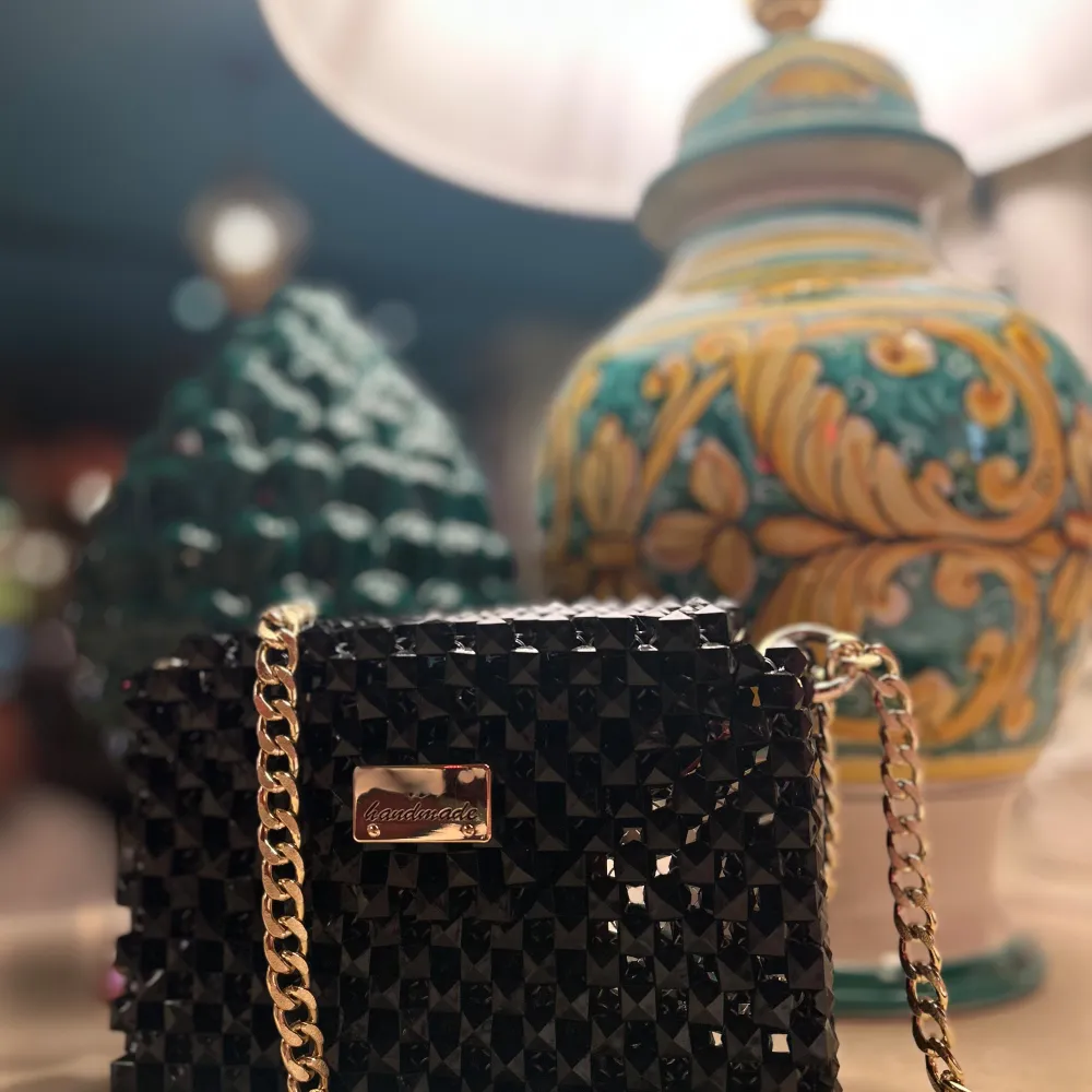 Add a touch of glamour to any outfit with this stylish black glitter shoulder bag. Featuring a sleek rectangular shape, and a metal plate with a logo on the front, this bag combines elegance with modern flair. Perfect for evening outings or elevating your everyday look.”. Laukut & Käsilaukut.