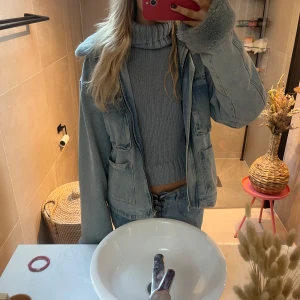 Ljusblå jeansjacka med fuskpäls - As cool trendig jeansjacka med päls! Bra skick