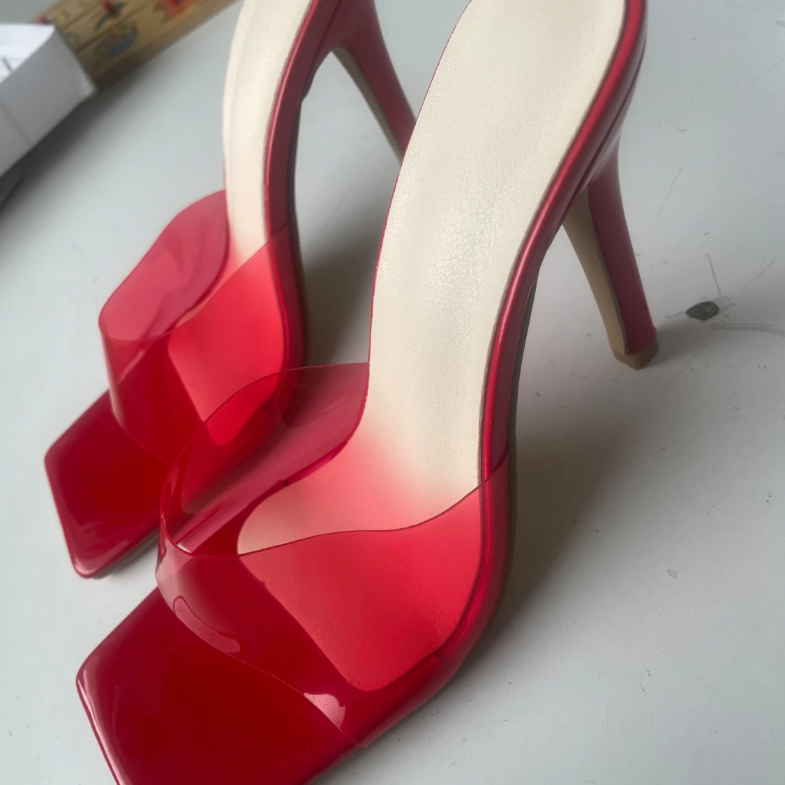 Röda klackskor med transparent rem - 3