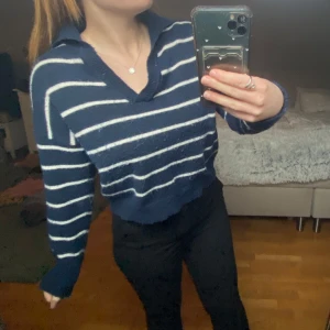 Stickad blus - Säljer en snygg mörkblå tröja med vita ränder. Tröjan har en v-ringad krage och långa ärmar😍