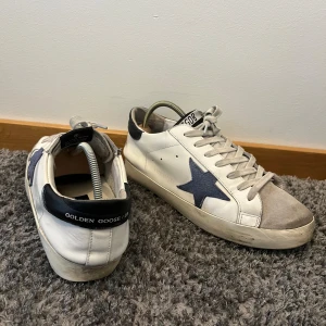 Golden Goose skor - Strl 43. Blå, Herr Golden goose skor med blå stjärna  Bra skick! ⭐️ Köpta i april förra året, på Plick. Dustbag ingår, hör gärna av dig för mer info! 💸  Minimal defekt på ena skon (se bild 5), ihop limmat 👍