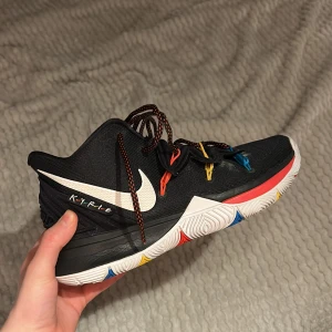 Nike Kyrie 5 family and friends  - Kyries, inte super använda. Inga sulor 