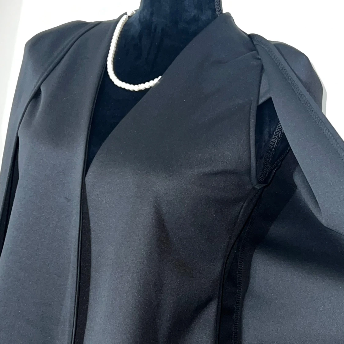 Svart kavaj med cape-design