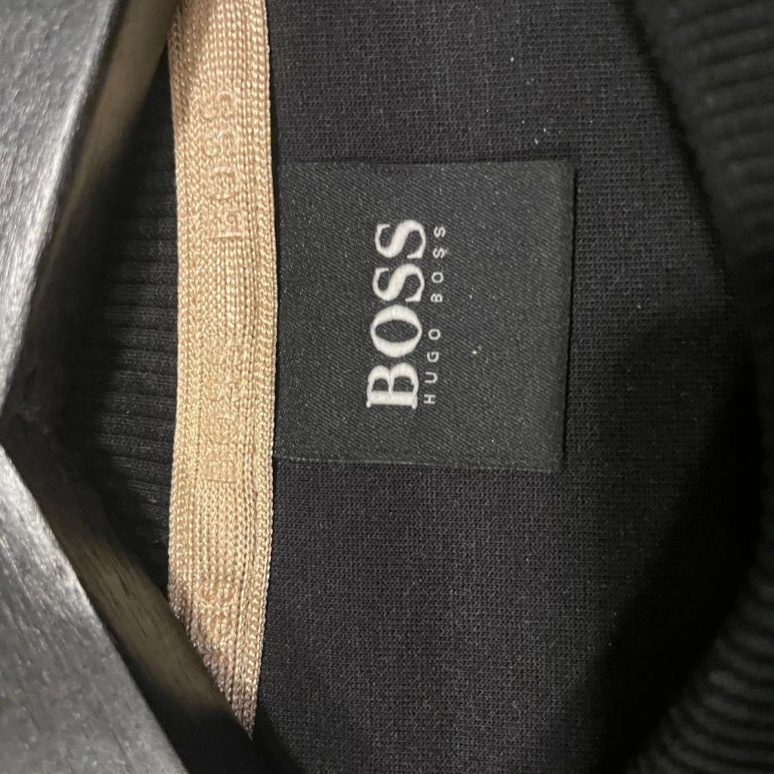 Svart tröja från Hugo Boss - 1