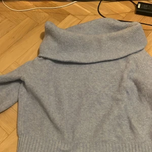 Ljusblå stickad tröja med polokrage - Snygg ljusblå off shoulder tröja från hm i toppen skick. Jätte bra skick