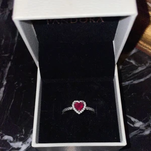 Pandora Ring  - Den är använd ett par gånger, men är fortfarande i nytt skick (Köpare står för frakt)