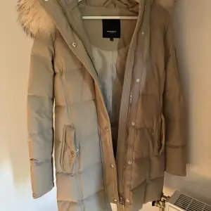 Beige rockandblue kendall jacka med äkta päls i fint skick å sparsamt använd då den använts ett fåtal ggr Strl 34    Pris 1500;-   ( nypris 5300:-) 