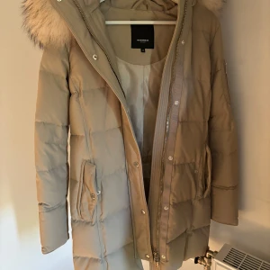 Rockandblue Kendall beige strl 34 - Beige rockandblue kendall jacka med äkta päls i fint skick å sparsamt använd då den använts ett fåtal ggr Strl 34    Pris 1500;-   ( nypris 5300:-) 