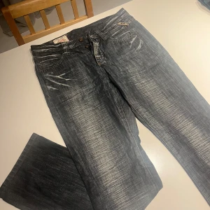 Vintage Jack & Jones jeans - Jeansen är i mycket bra skick utan några skador eller liknande  Skulle kunna tänka mig att gå ner lite i pris så kom gärna med bud!