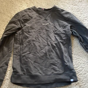 Les deux tröja - Skick 10/10 knappast använd. Storlek m. Jag är 181 och den sitter perfekt på mig. Nypris 1200