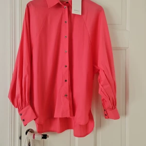 Oanvänd InWear blus - Helt ny blus i oversize modell. Vida armar.