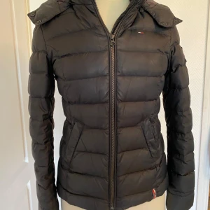 Svart jacka - Svart Tommy hilfiger jacka i använd skick. Storlek xs