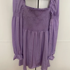 Lila sommarklänning - Lila sommarklänning från H&M. Aldrig använd och säljs därför. Passar xs-s.. Pris går att diskutera.