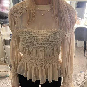 Blus - Säljer denna då den inte kommer till användning pris kan diskuteras 