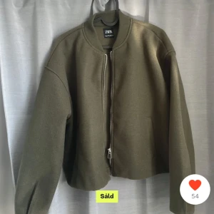 Zara jacka - Säljer denna jättefina zara jacka då den inte kommer till användning💗köpt här på Plick! Inga defekter på jackan alls💗Priset kan diskuteras vid snabb affär