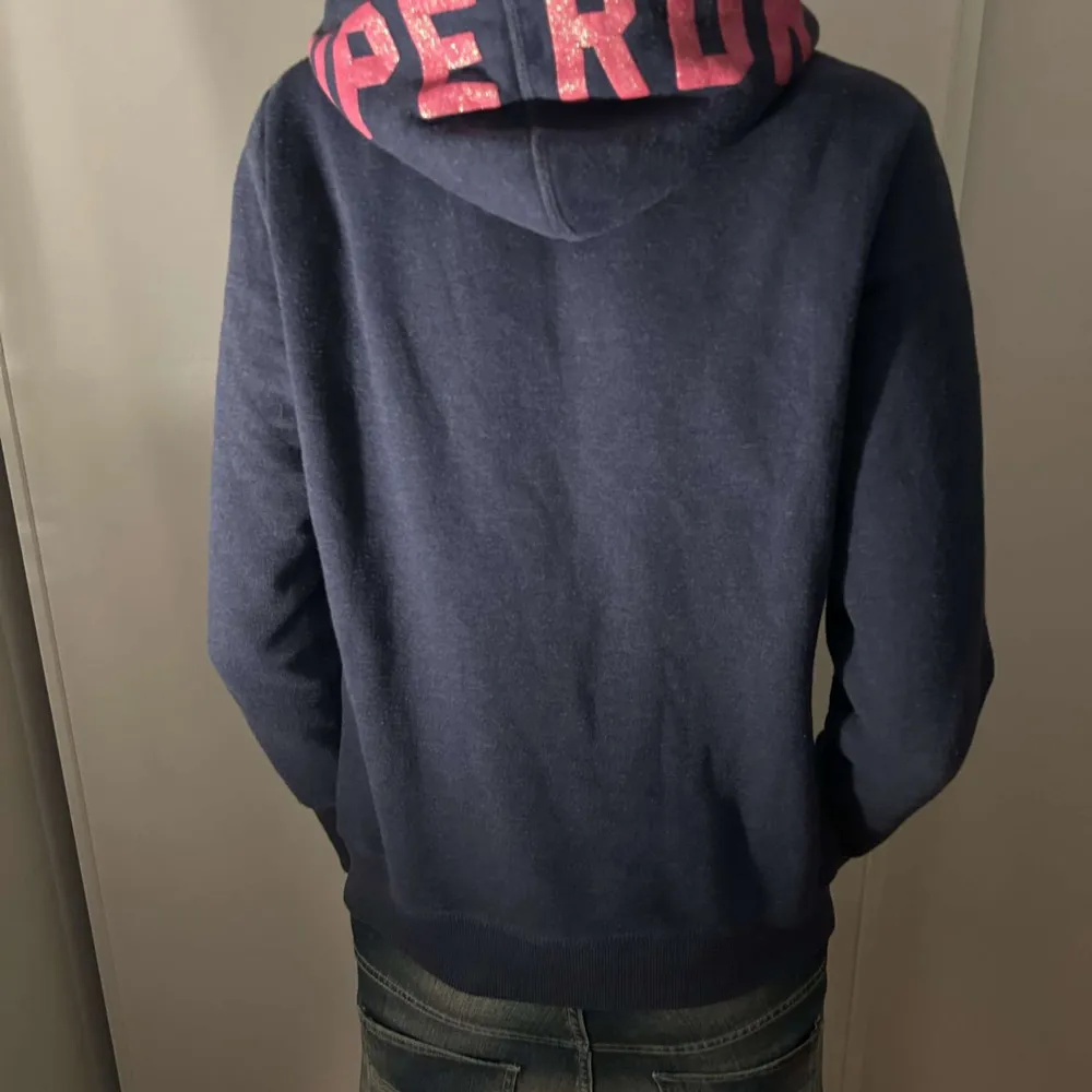 Superdry hoodie: nypris 1000, storlek S/M, färg:blå, skick 7/10. Hoodies.