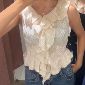 Gina volang topp - Jättefin topp från Gina Young i storlek 158/164 Skulle säga att den är en xs i dam storlek  Helt ny aldrig använd!!