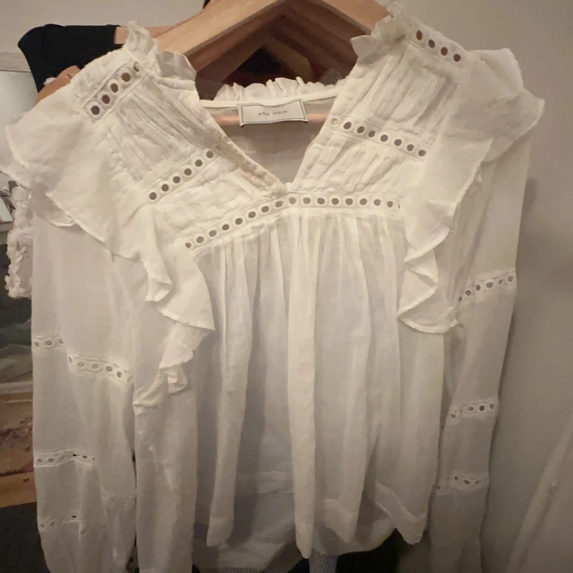 Vit blus med volangdetaljer