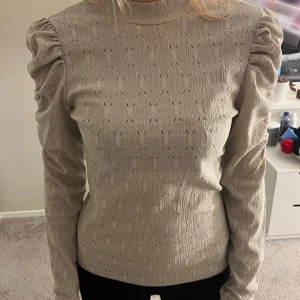 Blus - Säljer denna då den inte kommer till användning pris kan diskuteras 