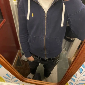 Ralph lauren zip hoodie  - Riktig skön och snygg zip hoodie🤩, skick 8/10👍 Nypris 1800 