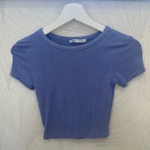 Zara topp  - Superfin topp från zara som är använd Max 5 gånger så nästan i nyskick!