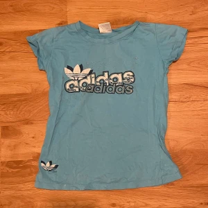 Adidas topp - Söt blå topp från adidas💞 bra skick!