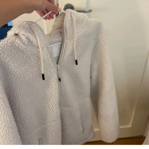 Hm Teddy jacka  - Säljer denna slutsålda jackan . Storlek S . Helt ny!!!