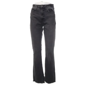 Zara jeans, stl.36 - Svarta, högmidjade jeans från Zara. I storlek 36.