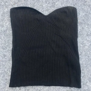 Croptop - Snygg svart ribbad croptop som är perfekt till sommaren 