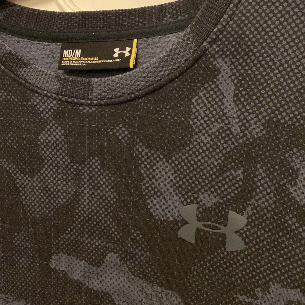 Camoflague collegetröja/träningströja från UnderArmour. Ok skick, inga skador!. Tröjor & Koftor.