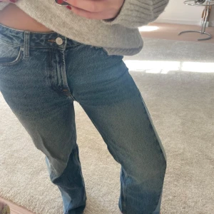 Bootcut jeans  - Säljer mina snygga och unika lågmidjade bootcut jeans. Storlek m! 