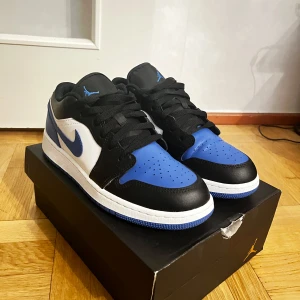 Jordan  - Säljer dessa jordan 1 Low från Zalando i storlek 38. Använd 3-4 gånger annars helt fina och rena. 
