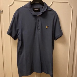 Pikétröja Lyle & scott - Gråblå piké. Inget att anmärka på. 