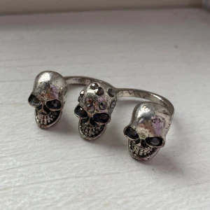Dödskalle ring - En dödskalle ring för två fingrar, liten i storleken så skulle säga den är i XS/S. Stilen på den är som lite ”sliten”🌸