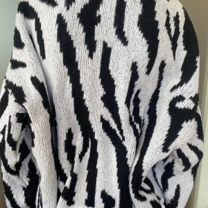 Zebra tröja🤍 - Jättefin zebramönstrad tröja, säljer pågrund av att den inte kommer till användning💗 Skriv för fler frågor.