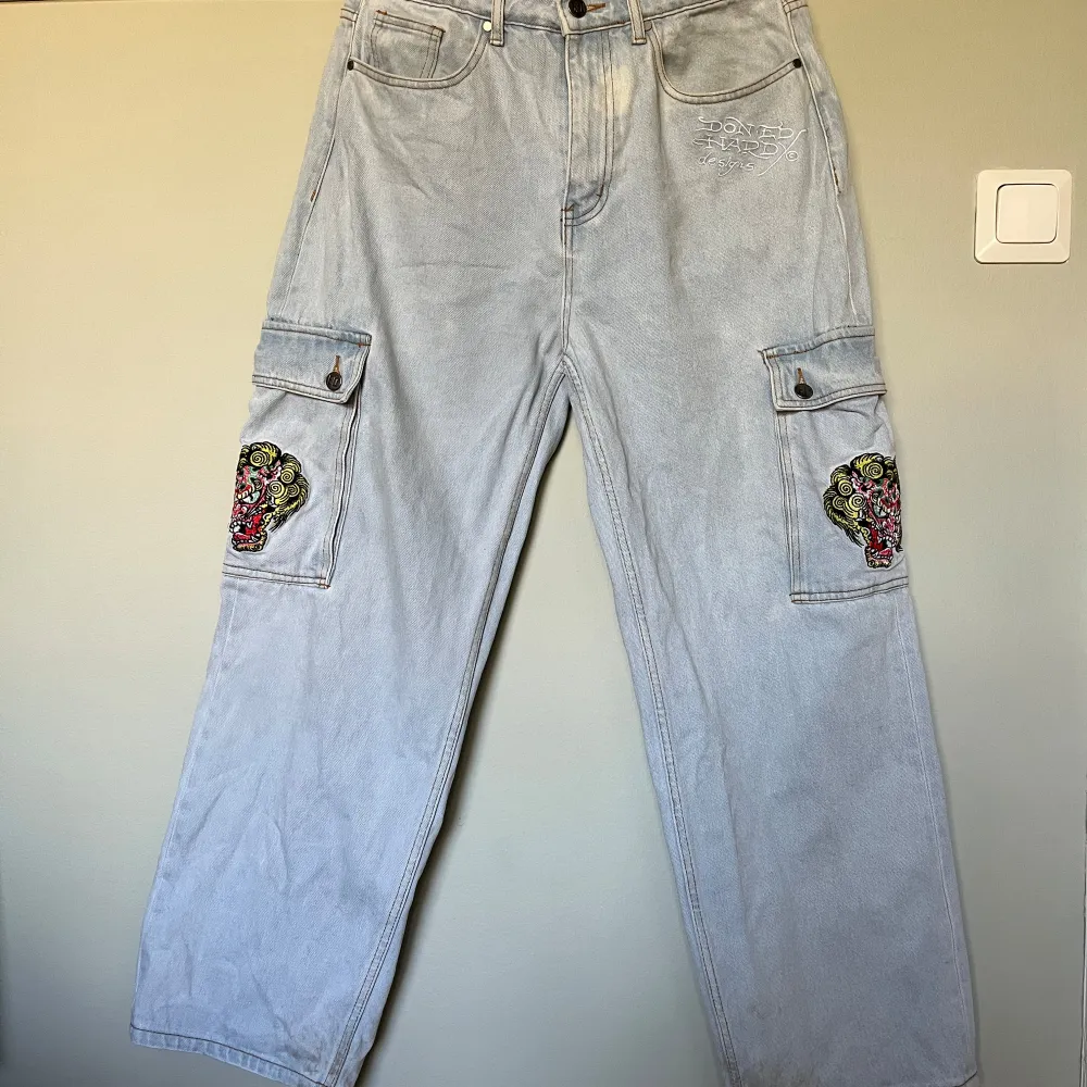 Ed Hardy x Urban Outfitter jeans. Brodyr på fickor. Fint skick, endast två ljusa missfärgningar. Se bilder.  W30/32. Jeans & Byxor.