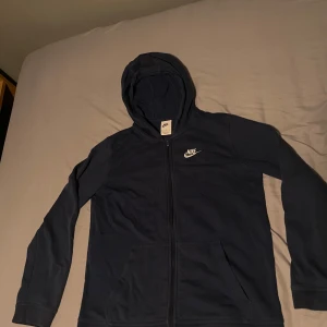 Nike zip hoodie - Fräsch tröja från Nike i storlek 158-170 cm, vilket motsvarar ungefär XS. Det finns inga defekter på tröjan. Skriv om du undrar något.