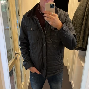 Quiltad jacka från Chaps Denim Equipment - Tja, säljer denna jacka från Chaps Denim Equipment / Storlek M / Skicket är bra / Hlr av dig vid funderingar🙌