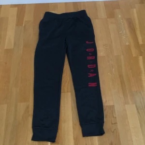 Jordan mjukisbyxor  - Jordan mjukisbyxor super snygga och sköna! 10/10 aldrig använda 