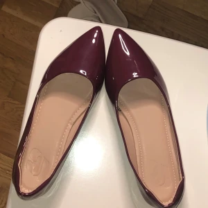 Ballerina skor  - Ballerina skor i en vinröd färg, som aldrig används, nypris 150-180kr. Kommer ej ihåg vart jag köpte de.