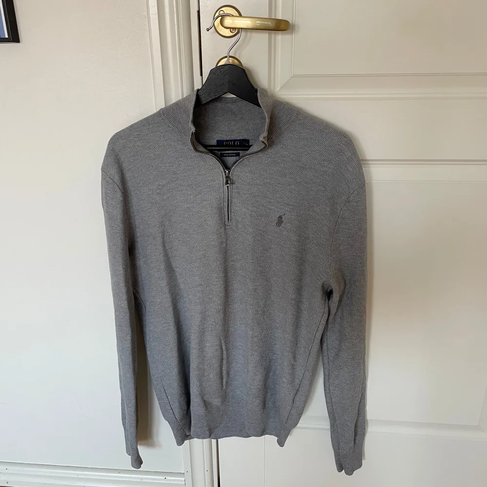 Grå halfzip från Ralph Lauren. Skick:8,5/10. Storlek: M. Nypris: 2000kr. Kontakta oss för fler bilder eller info!. Tröjor & Koftor.