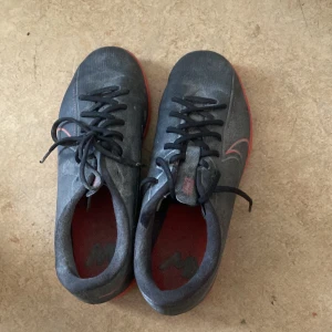Nike inomhus skor - Funkar används bara en månad St 38