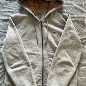 Burberry  - Burberry Kofta, frågor besvaras i dm!