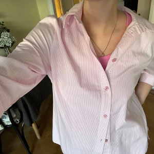 Rosa skjorta - En superfin oversized skjorta som jag köpt second hand. Rosa och vit-randig, liknar lite Djerf Avenue/Matilda Djerfs stil🤍💕 aldrig använd av mig!  Det står strl 44 men den är mer av en M eller liten L!