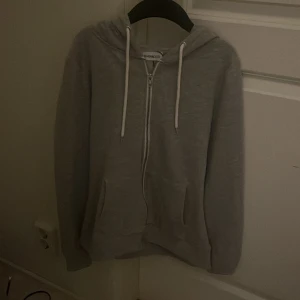 Helt ny zip hoodie even odd - Så fin zip hoodie helt ny alltså ny skick  Org pris =280