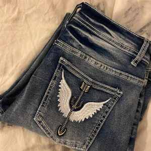 Snygga jeans  - Säljer dessa snygga jeans pga att dom ej kommer till användning, i stolek s, inga täcken på användning! OBS! Uppsprättade längst ner men inget man tänker på🤍jättefina ditaljer på rumpan och på byxorna. Kom privat för mer🤍 (lågmidjade) 