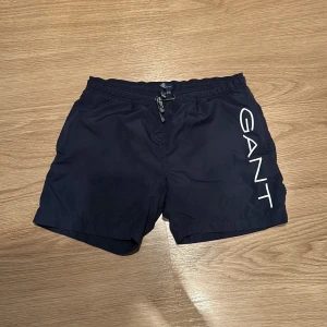 Gant bad shorts  - Säljer på grund av för små. Skick 9/10 nästa aldrig använda ny pris 400