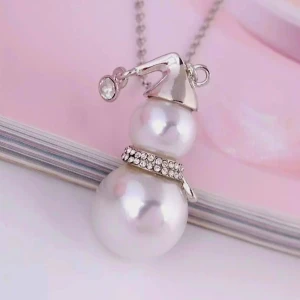 Halsband - Snögubbe - Riktigt fint halsband, med lång kedja 70 cm och ett hänge av pärlor som föreställer en snögubbe 4.5 cm. Hur fint som helst till jul.