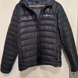Höst jacka sail racing - Rikgt schyst sail racing jacka för bra pris, skick 9/10 , Rikgt snygg marin blå med snygga detalier, pris går att diskutera 