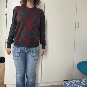 Dark academia stickad tröja - En ganska tunn stickad tröja från Dressman i storlek L. Sitter oversized på mig som brukar ha S